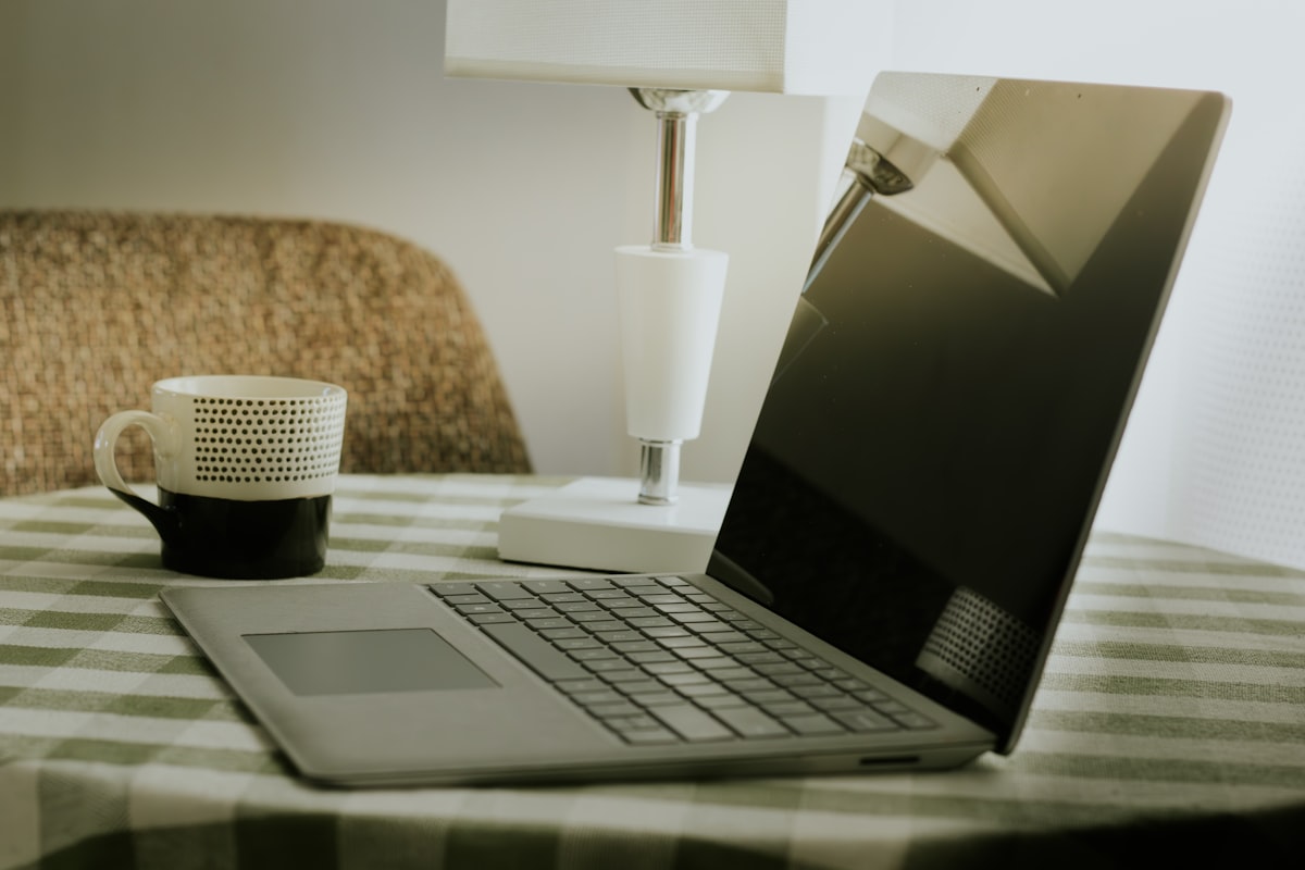 Praca zdalna – laptop w domu