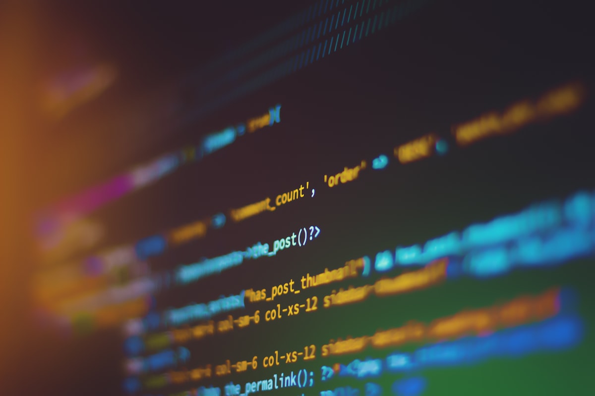 Programowanie i kariera w IT – kod na ekranie