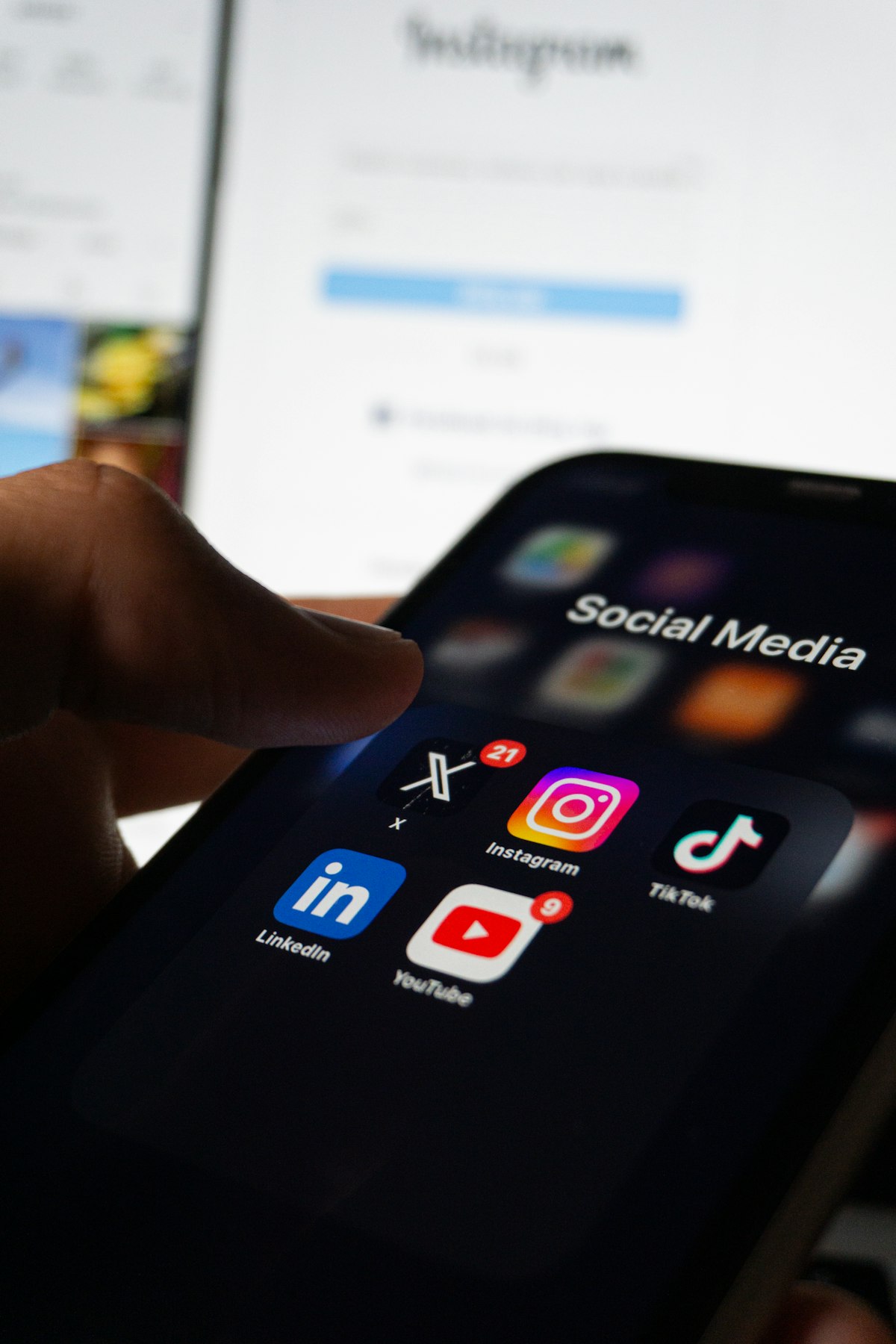 Strategia social media – smartfon z aplikacjami